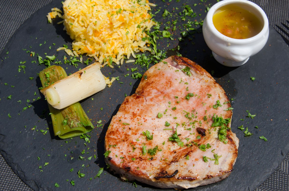 Tuna steak and rice at Le Globe